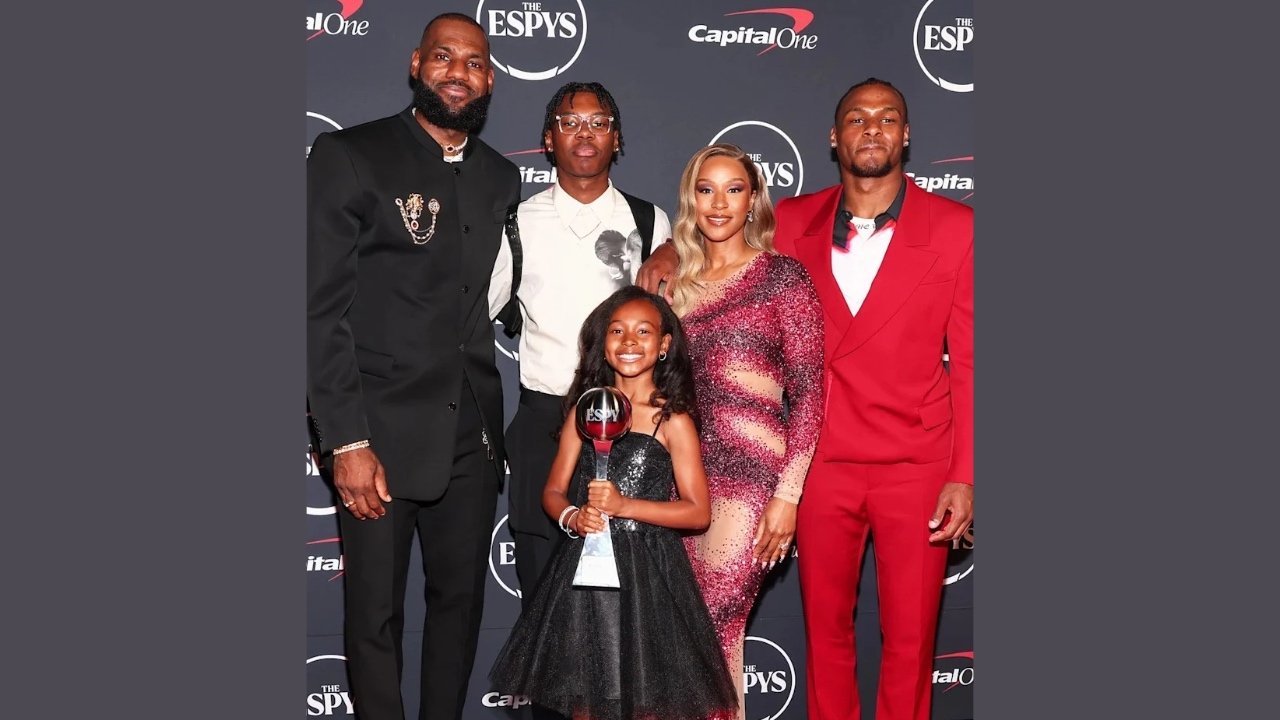 LeBron and Savannah with children